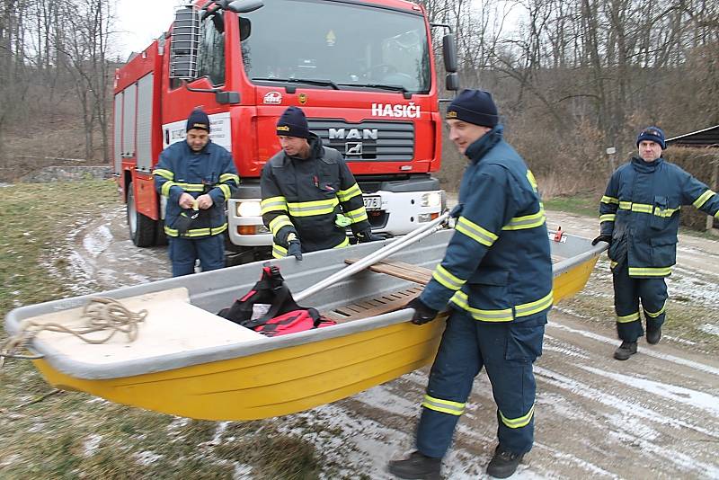 Moravskokrumlovští hasiči cvičili záchranu tonoucího, kterého neudržel příliš tenký led na rybníku.