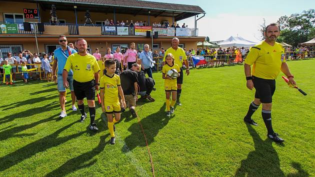 Velkou slávu zažili předposlední srpnovou neděli fotbalisté Práčí (v růžovém). Před televizními kamerami se v přímém přenosu ČT Sport v rámci projektu Můj fotbal živě utkali s týmem Jaroslavic.