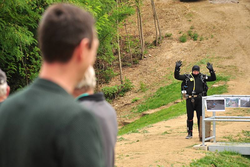 Nové vodní dílo vybudovali za pět milionů korun v Lesonicích na Znojemsku. Bude sloužit k zadržení vody, ale také k rekreaci, rybolovu i potápěčům na tréninky.