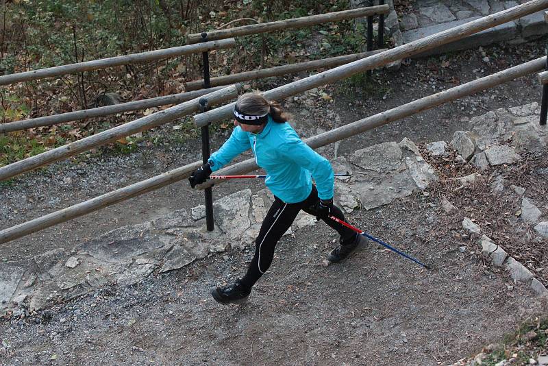 Chodec Janek Vajčner chtěl podpořit znojemskou nemocnici. Během soboty nachodil ve znojemských Karolininých sadech bezmála 60 kilometrů.