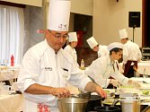 Francouzský kuchař Frank Sucillon (na snímku muž s brýlemi) připravoval ve čtvrtek v sále bývalého hotelu Dukla ve Znojmě společně s mladými kuchaři tradiční znojemskou krmi.