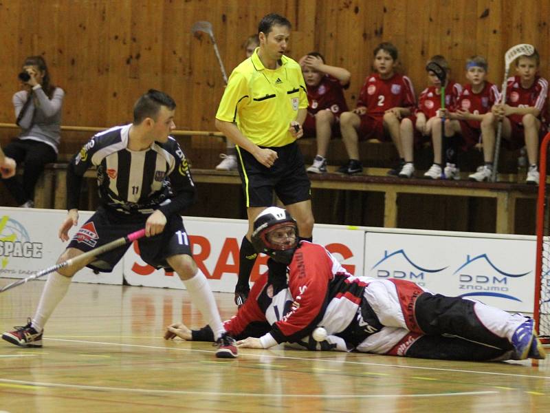 Nejdříve prohrávali 0:2 a nakonec zvítězili 7:3, tak rozehráli znojemští florbalisté čtvrtfinálovou partii play-off první ligy s Hattrickem Brno.