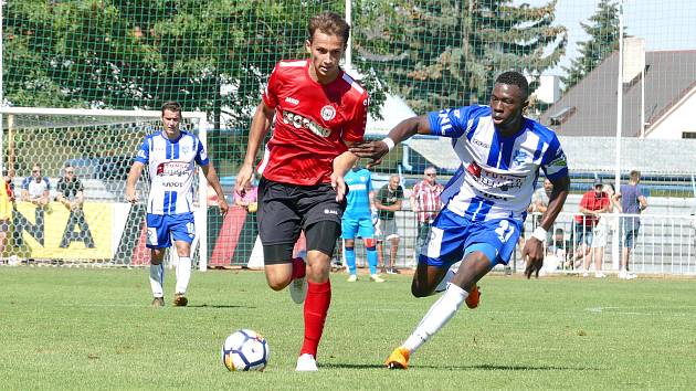 Nováček FORTUNA: NÁRODNÍ LIGY, Chrudim, se dočkal první výhry, když porazil Znojmo 4:1. To na svou výhru musí ještě počkat.