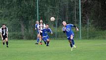 Fotbalisté Dobšic (bílí) přivítali v okresním derby 1. A třídy skupiny A  tým Moravského Krumlova, kterému podlehli 0:2.