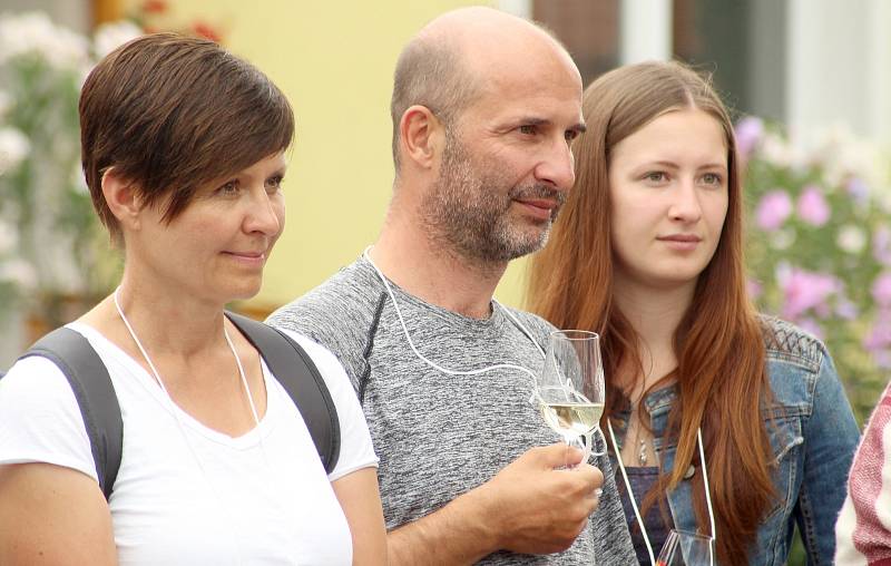 Slavnost Zarážení hory zažili v sobotu už potřetí obyvatelé Tasovic a pořáající Spolek vinařů svatého Klementa. Všude bylo plno vína, krojů a moravských písniček.