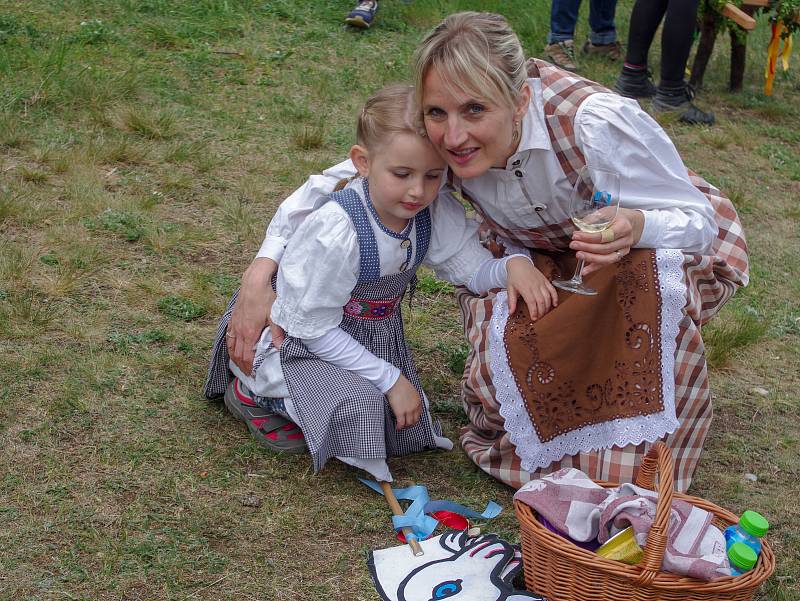 Tradiční vynášení Hroznového kozla ze Znojma do vinic u Konic opět přilákalo víc než stovku účastníků.