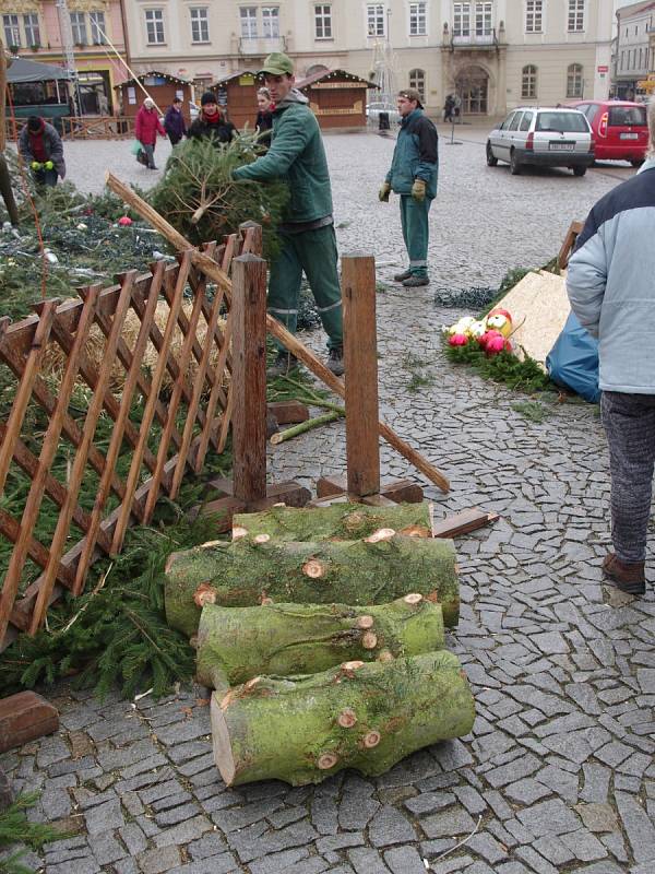 Silný vítr zlomil v pondělí nad ránem vánoční strom na znojemském Horním náměstí.