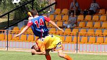 Fotbalisté IE Znojmo (v oranžovém) porazili vedoucí celek krajského přeboru Blansko 2:0.