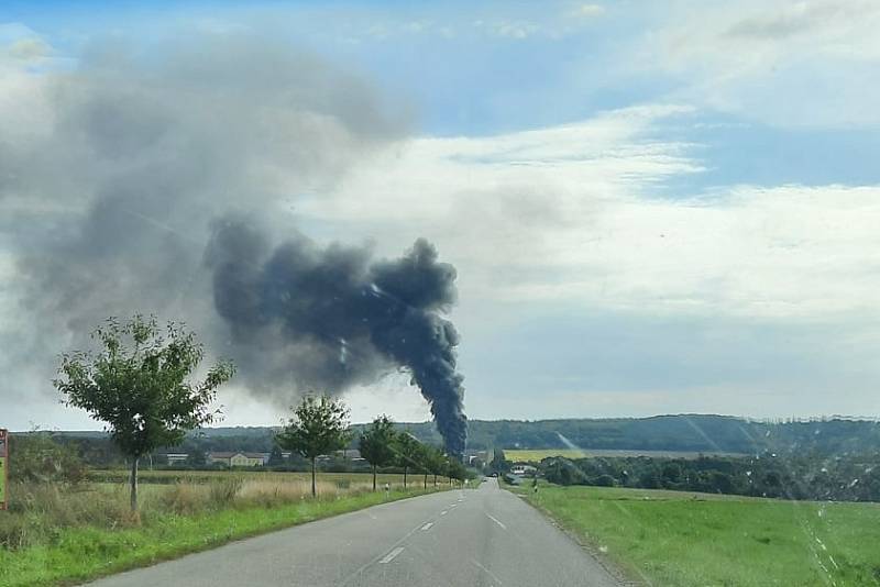 Na snímcích požár hned v počátku. Na místě už zasahovala jedna jednotka, během cca 15min bylo vidět plameny na vzdálenost 5km z kopce od Rybníku.