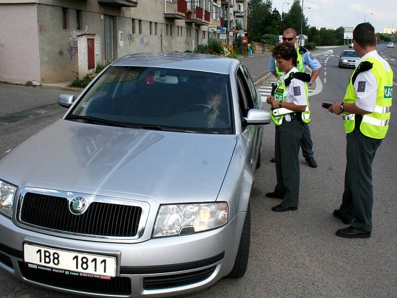 Dopravně bezpečnostní akce Léto za volantem přinesla vzorným řidičům odměnu z rukou policistů.