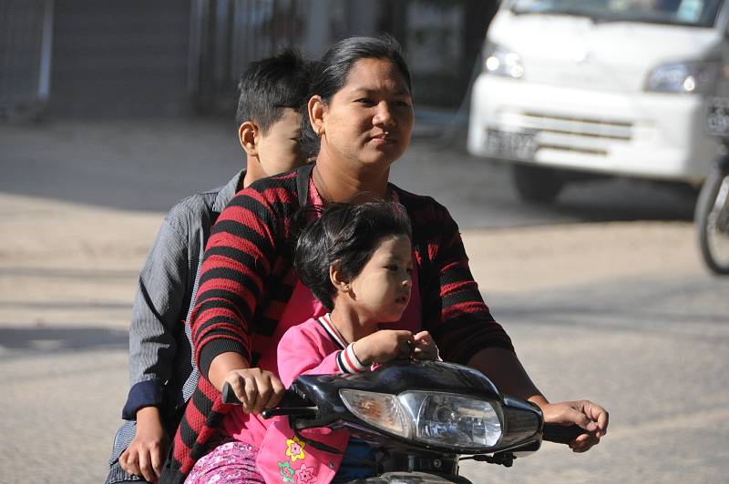 Jiří Eisenbruk svou přednášku nazval Mizející Myanmar. Při cestách po zemi známé dříve jako Barma se zaměřil na domorodé obyvatelstvo v obtížně přístupných oblastech.