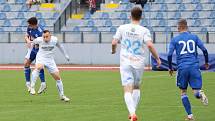 Znojemští fotbalisté (v bílém) podlehli poslední dubnovou středu na domácím pažitu Sigmě Olomouc B 1:4.