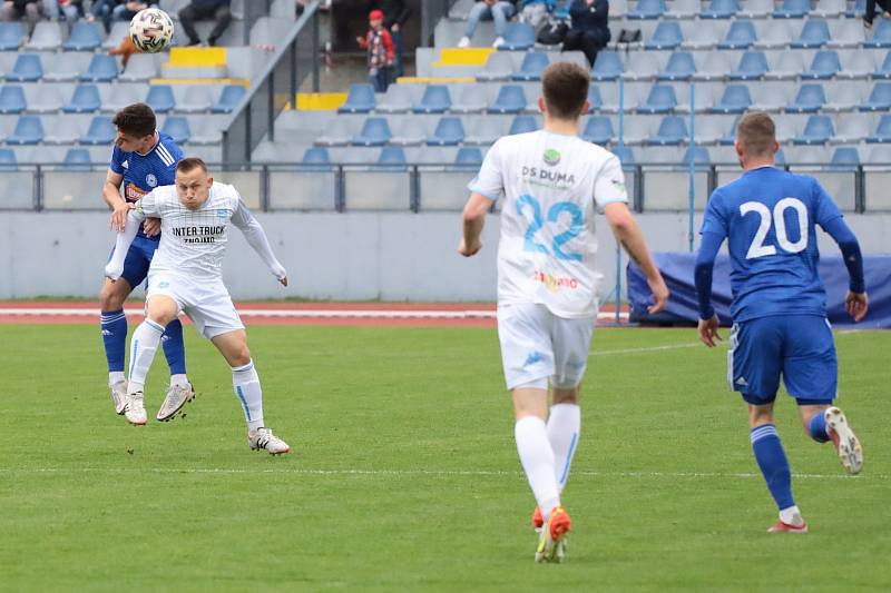 Znojemští fotbalisté (v bílém) podlehli poslední dubnovou středu na domácím pažitu Sigmě Olomouc B 1:4.