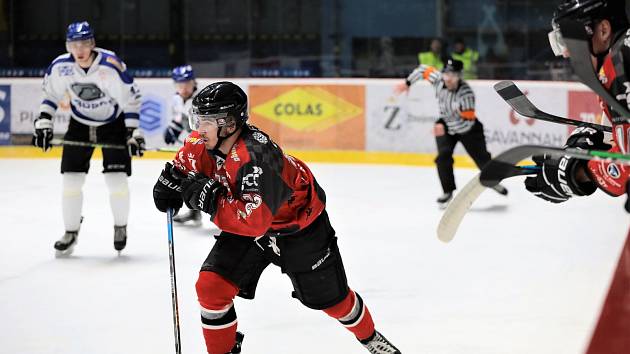 Hokejisté Orlů Znojmu (červení) sehráli první únorovou sobotu 35. kolo druhé ligy proti týmu Valašského Meziříčí.