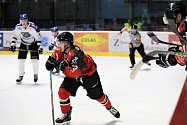 Hokejisté Orlů Znojmu (červení) sehráli první únorovou sobotu 35. kolo druhé ligy proti týmu Valašského Meziříčí.