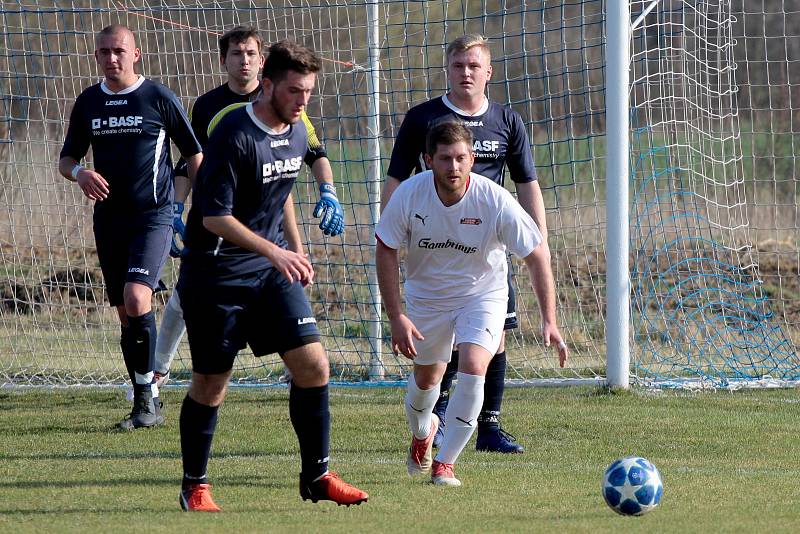 Díky proměněné penaltě porazili hrabětičtí fotbalisté (v bílém) B-tým Horních Kounic 1:0.