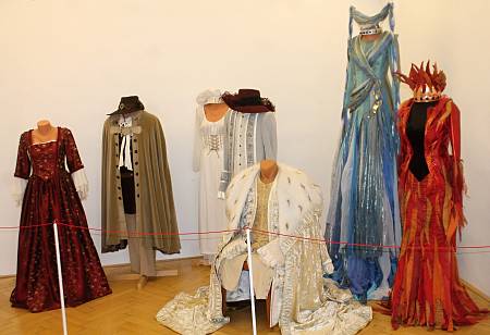 Fotogalerie: Šaty Popelky i Krakonoše. Dům umění vystavuje kostýmy z pohádek  - Znojemský deník