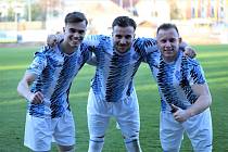 Fotbalisté Znojma (v modrobílém) vyhráli v rámci 25. kola MSFL nad B-týmen Zlína 2:1.