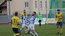 První dějství skončilo pro hráče 1. SC (v bílém) i Fastavu 1:1. Vítězný gól na 2:1 pro Znojmo vstřelil Moravec.