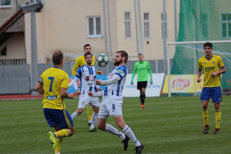 První dějství skončilo pro hráče 1. SC (v bílém) i Fastavu 1:1. Vítězný gól na 2:1 pro Znojmo vstřelil Moravec.