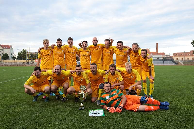 Druhý červnový pátek vyzvali v rámci finále okresního poháru fotbalisté Dobšic B (ve žlutém) celek Litobratřic, který porazili 4:1 a brali tak cennou trofej.