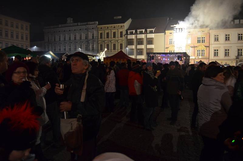 Několik stovek lidí přišlo přivítat začátek roku 2013 na Horní náměstí ve Znojmě. Po půlnoci rozzářil oblohu slavnostní ohňostroj. Slavnostní novoroční ohňostroj mohli tradičně sledovat i lidé v Miroslavi na Znojemsku.