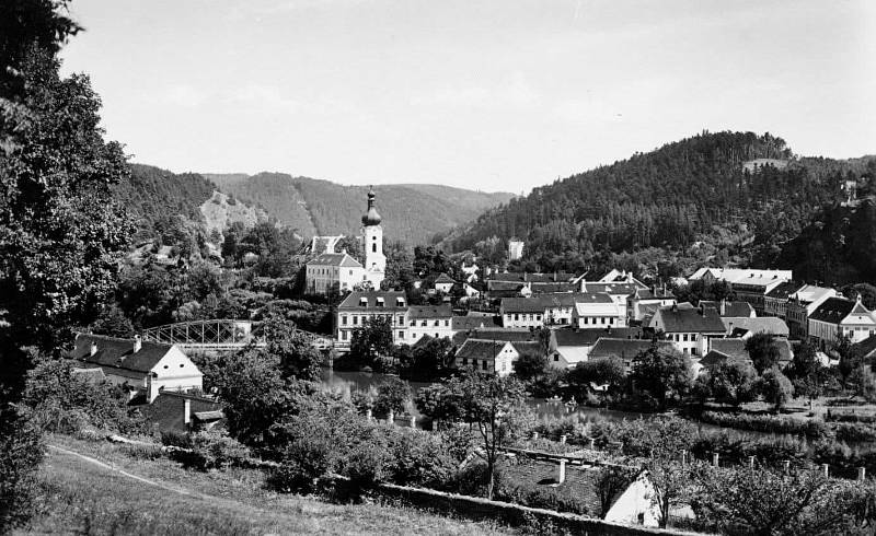 Historický pohled na farní kostel ve Vranově nad Dyjí.