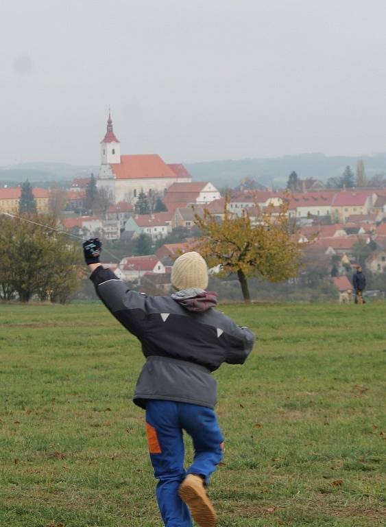 Ani sychravé podzimní počasí nezabránilo desítkám dětí z Jevišovic v účasti na tradiční drakiádě.