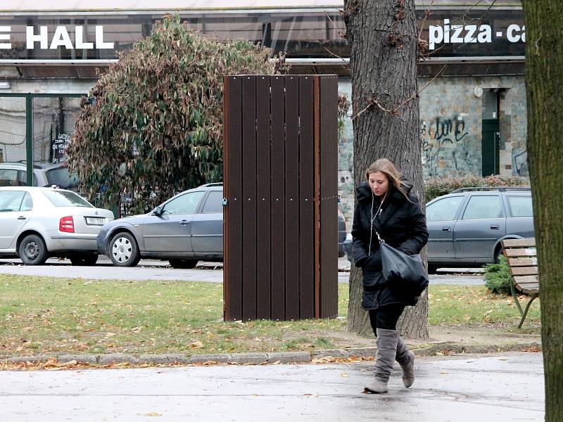 Úředníci znojemské radnice skryli za zamčenou ohrádkou bustu Charlese Sealsfielda v Horním parku.