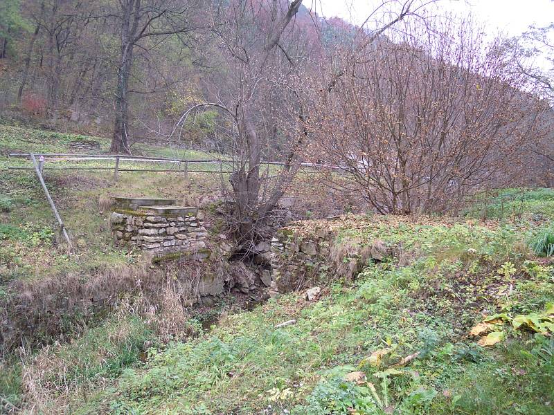 Po letech se dočkala oprav zchátralá papírna u Hnanic. Původní fotografie ukazují, jak ruiny i náhon dříve vypadaly.