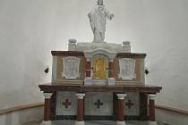 Tři metry široký podstavec se sochou Krista v životní velikosti z bílého mramoru. Oltář od slavného Loose zdobí teď kapli sv. Ondřeje ve Vranově nad Dyjí.