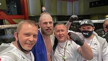 MMA zápasník Jiří "Denisa" Procházka se svým týmem po vítězství v hlavním duelu turnaje UFC v Las Vegas.
