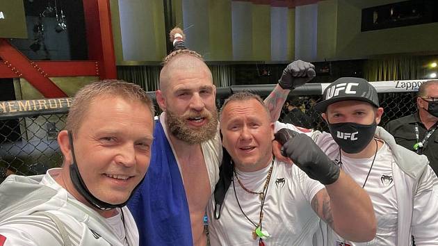 MMA zápasník Jiří "Denisa" Procházka se svým týmem.