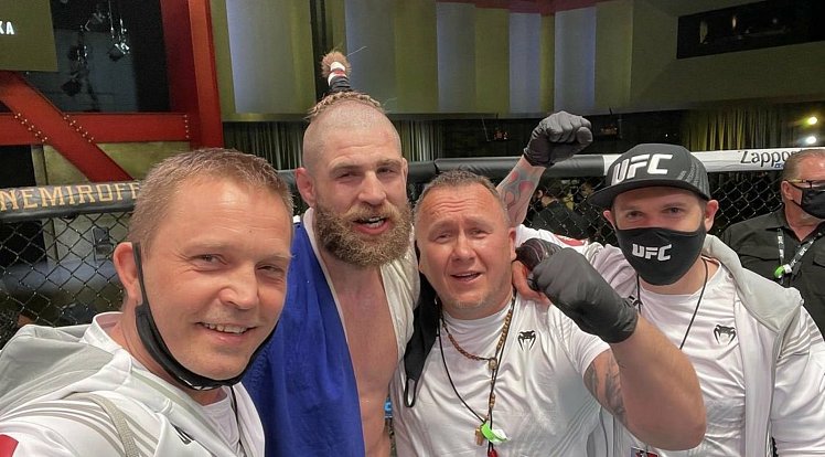 MMA zápasník Jiří "Denisa" Procházka se svým týmem.