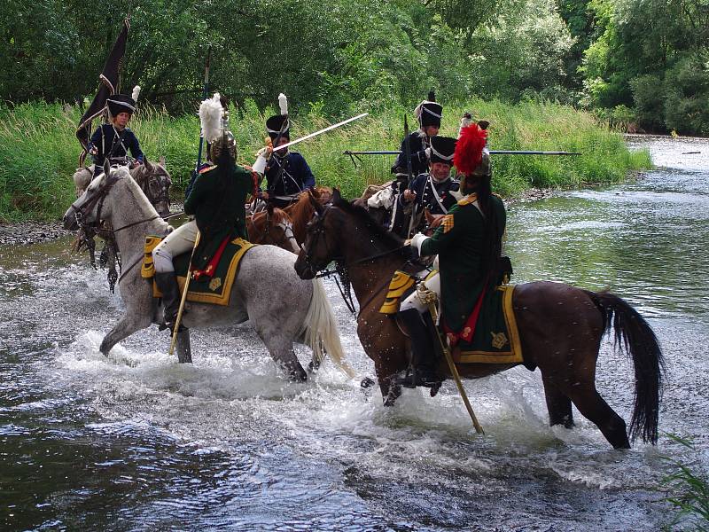 Na tři sta příznivců vojenské historie v rakouských a francouzských uniformách předvedlo ukázky z napoleonské bitvy u Znojma v roce 1809.