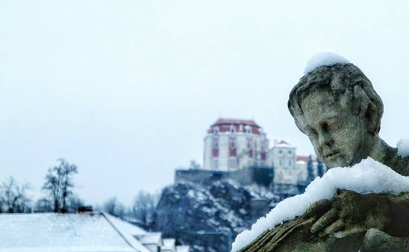 Zasněžený počátek adventu ve Vranově nad Dyjí.