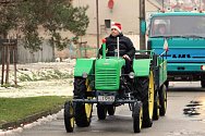 Kdo chtěl, mohl na Štědrý den vyvětrat svého plechového miláčka. Sraz traktorů v Olbramovicích.