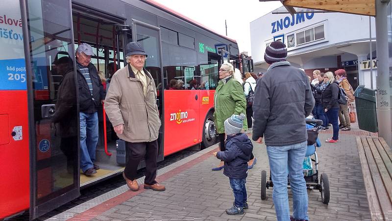 Autobusová doprava ve Znojmě přepraví denně tisíce cestujících.