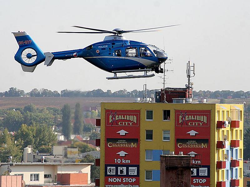 Při pátrání policie nasadila vrtulník s termovizí.