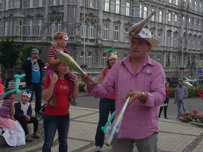 Slavnostním průvodem a karnevalovým posezením na Masarykově náměstí začal v pátek ve Znojmě devátý ročník Hudebního festivalu Znojmo.