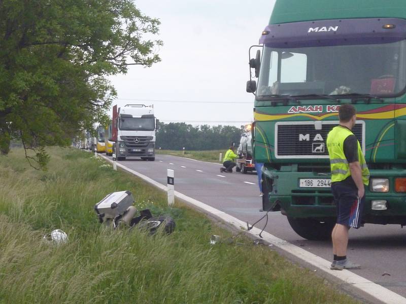 Po srážce motocyklu s kamionem museli záchranáři maďarského motorkáře oživovat, následně jej vrtulník dopravil do brněnské nemocnice.