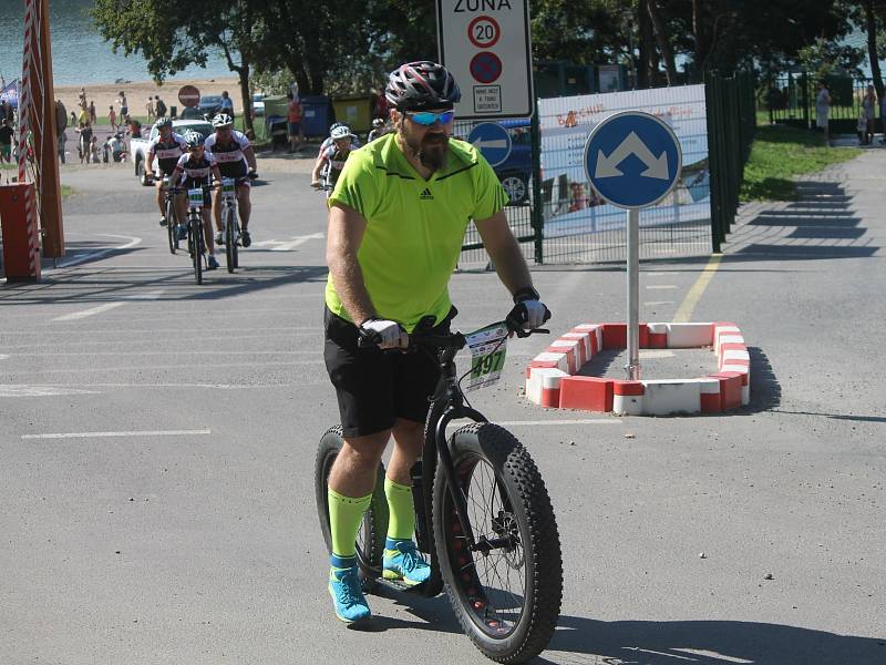 Podeváté se kolem Vranovské přehrady konal cyklistický závod Lahofer Author Cup. Zvítězil Fojtík a organizátoři si vše pochvalovali.