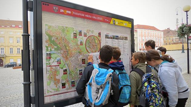 Žáci ze základní školy v ulici Mládeže ve Znojmě poznávali své město a vytvářeli originální mapy. 