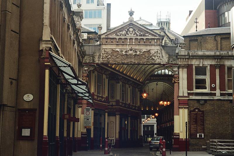 Ve stopách filmařů za příběhem Harry Pottera. Ve filmech si zahrála známá londýnská tržnice Leaden Hall v londýnské City.