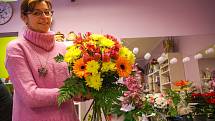 Z komunismu rovnou do podnikání. Obchod s květinami si manželé Moštkovi postavili před 30 lety na zahradě. Byli mezi prvními podnikateli po revoluci, s číslem 70 na ŽL. Dnes ho provozuje dcera Hana Víchová.