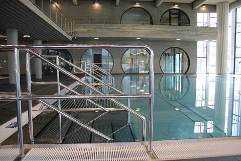 Bazén stojí v areálu znojemské Plovárny Louka. 