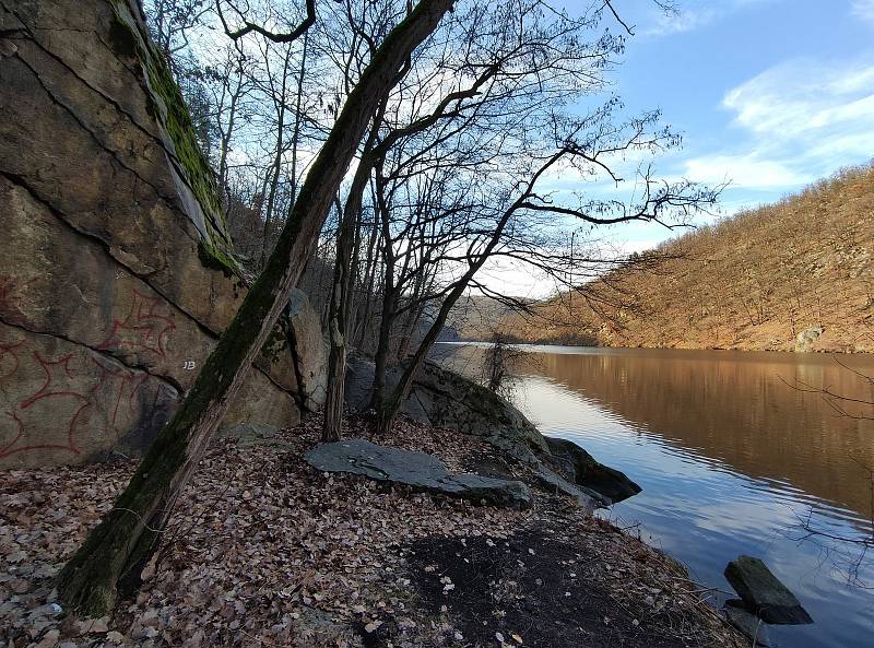 Na žluté turistické značce jsou výhledy překrásné.