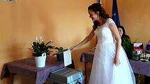 Nevěsta Markéta Chudová ve volební místnosti v Čížově.