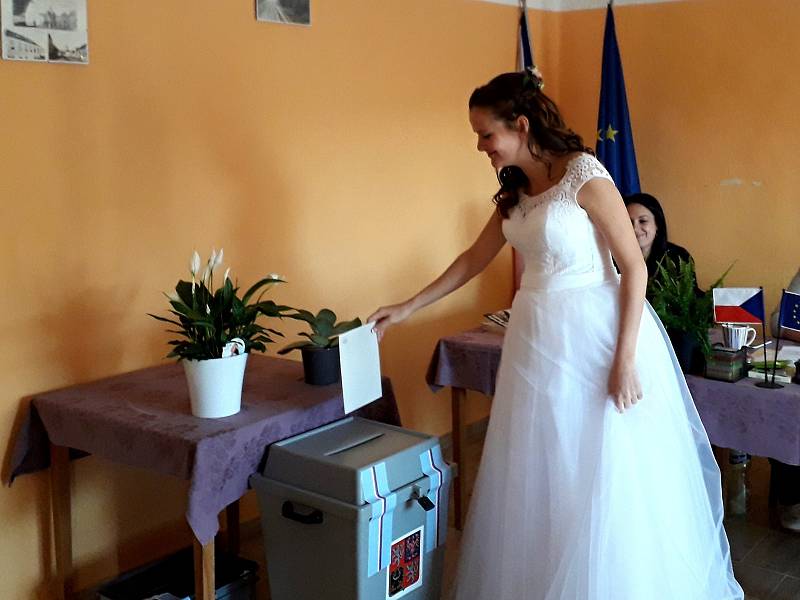 Nevěsta Markéta Chudová ve volební místnosti v Čížově.