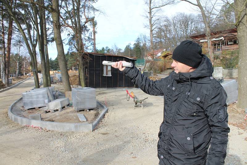 Dobu mimo sezonu využilo vedení společnosti Camping Vranovská pláž k výrazné modernizaci kempu. Za šest milionů korun budou dvě nové recepce, toalety, opravený tobogán, nová hřiště pro volejbal či cesty se zámkovou dlažbou. 